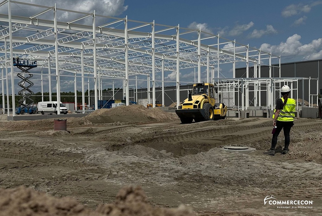 Commercecon buduje dla EPICOM. W strefie przemysłowej Bogumiłów powstaje nowoczesna hala magazynowa