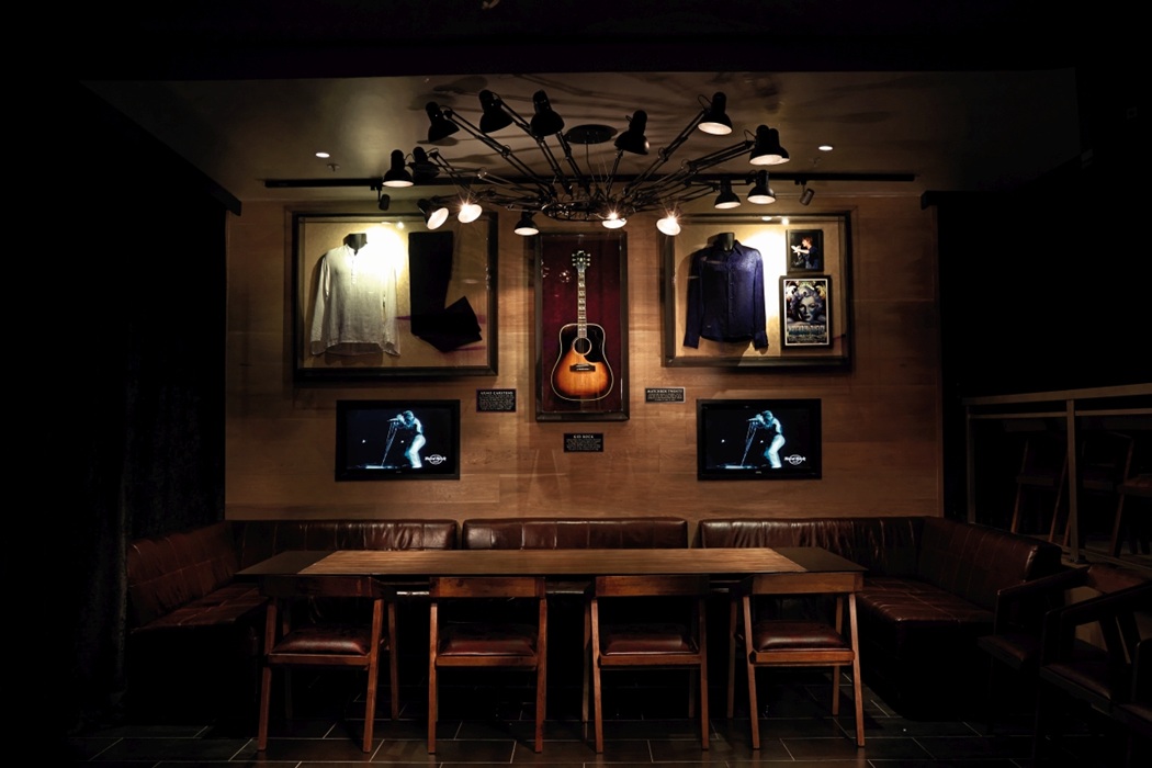 Cafe - Hard Rock Cafe_Rubio Monocoat Product and colour Oil Plus 2C - Mudlight