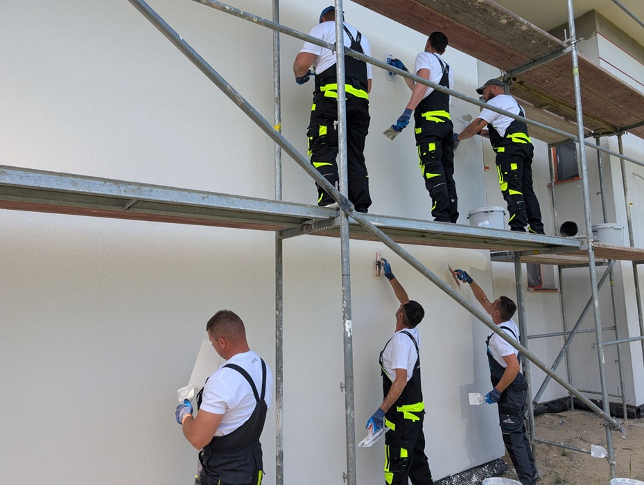 Trwała i estetyczna elewacja na lata. Nowe tynki w ofercie marki Weber w zaawansowanej technologii 4SHIELD