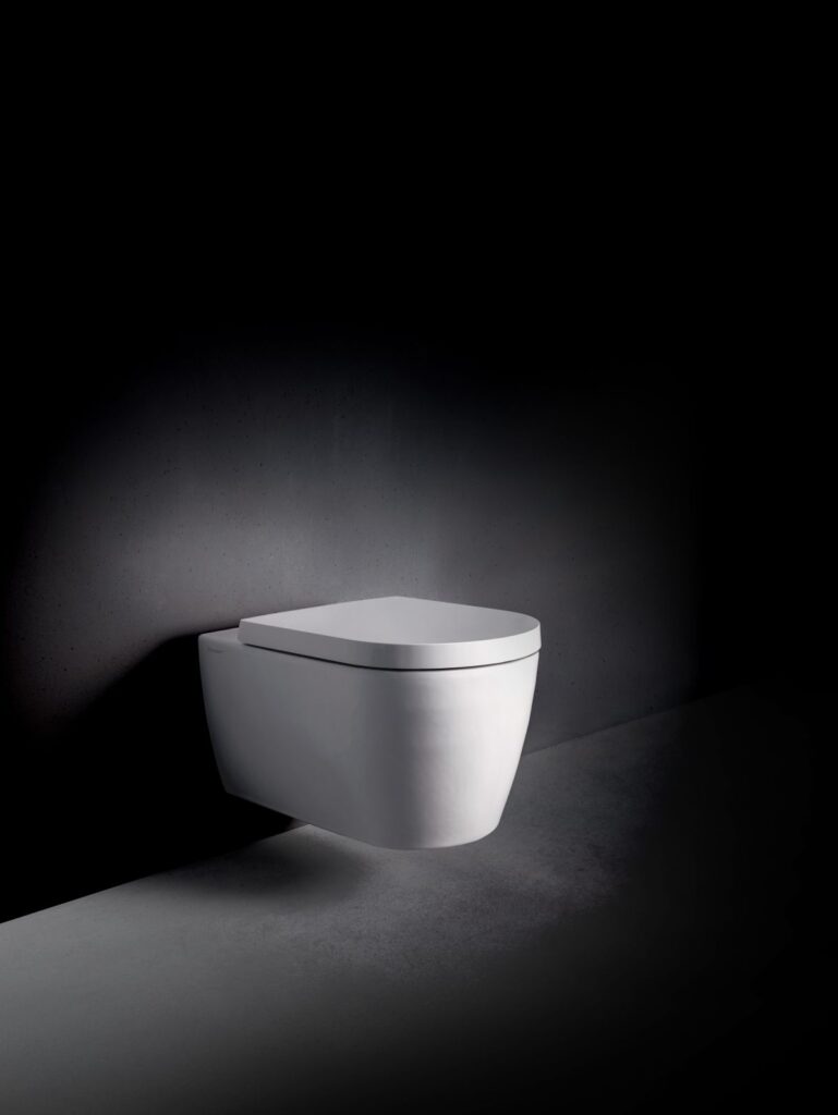 Klasyka designu w nowej odsłonie: wisząca miska WC ME by Starck Hero Edition to przykład czystej perfekcji. (Źródło: Duravit AG)