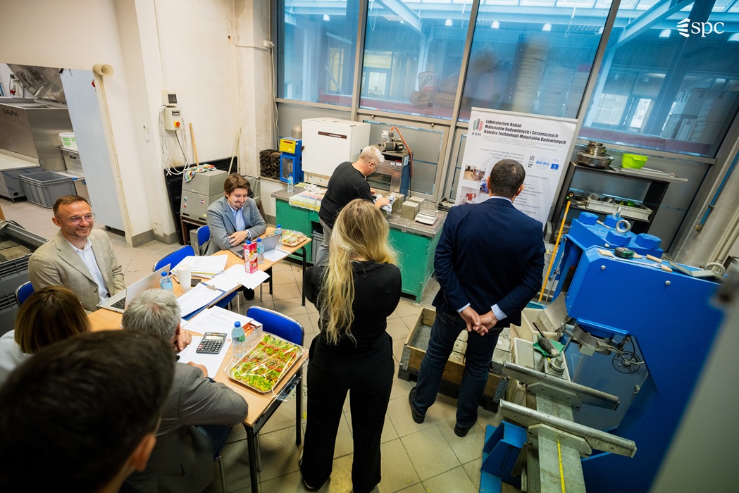 1_eliminacje Power Concrete_Badanie wytrzymałości na ściskanie w laboratorium WIMiC AGH