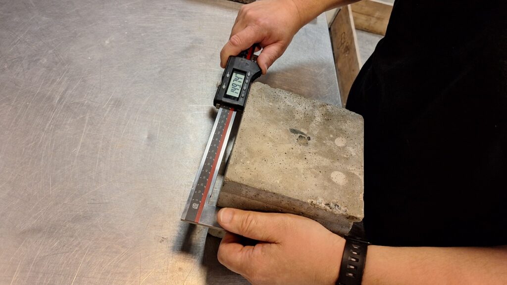 2_eliminacje Power Concrete_próbka betonu w czasie badań