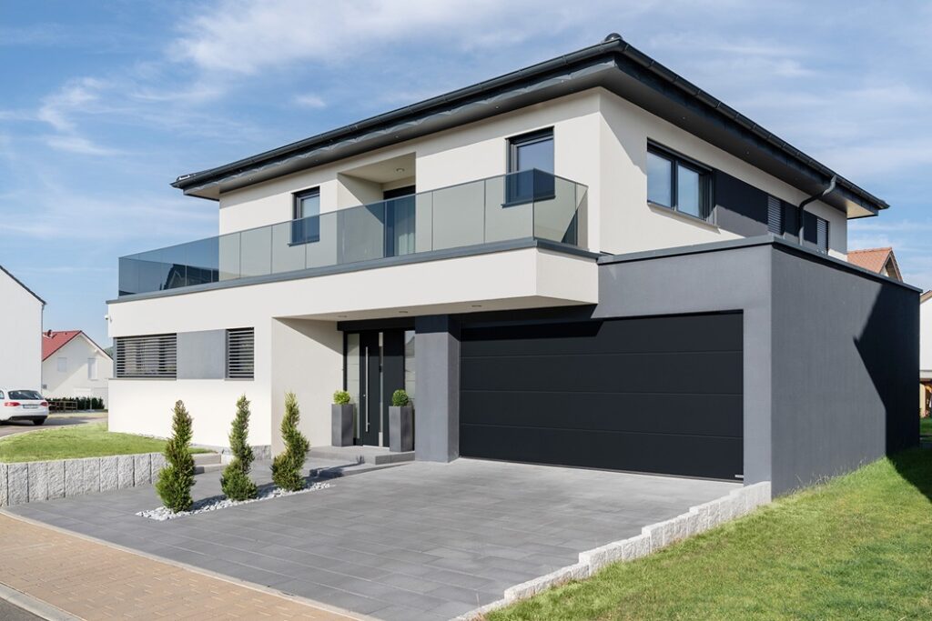 Zakup bramy i drzwi zewnętrznych od jednego producenta daje pewność spójności wzorniczej i stylistycznej, fot. Hörmann