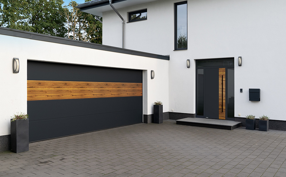 Firma Hörmann umożliwia wybór bramy z segmentami o zróżnicowanym wyglądzie oraz drzwi z dopasowanymi do nich aplikacjami, fot. Hörmann