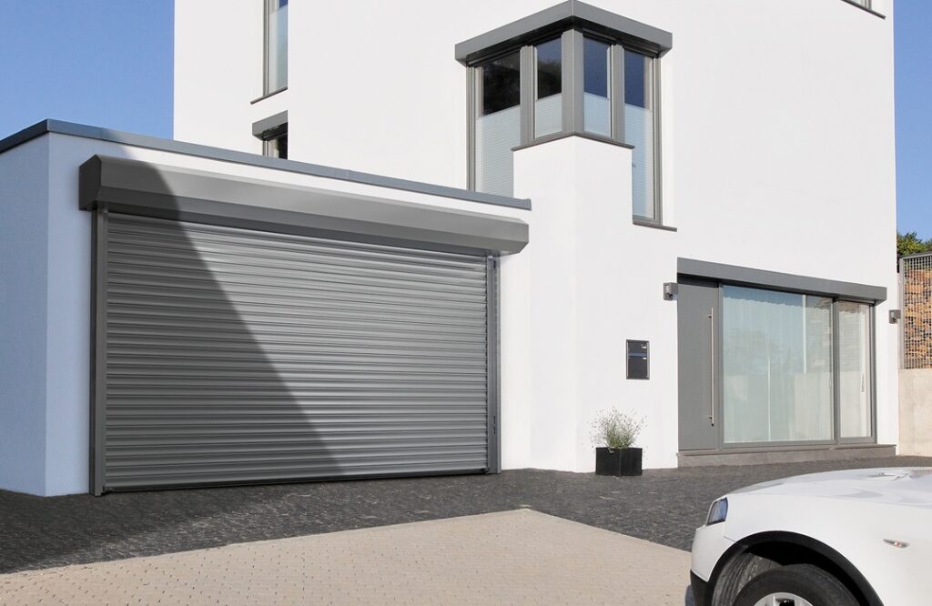 Do garaży z ograniczoną przestrzenią pod sufitem nadają się bramy rolowane RollMatic lub RollMatic T, także w wersji rolowanej na zewnątrz, fot. Hörmann