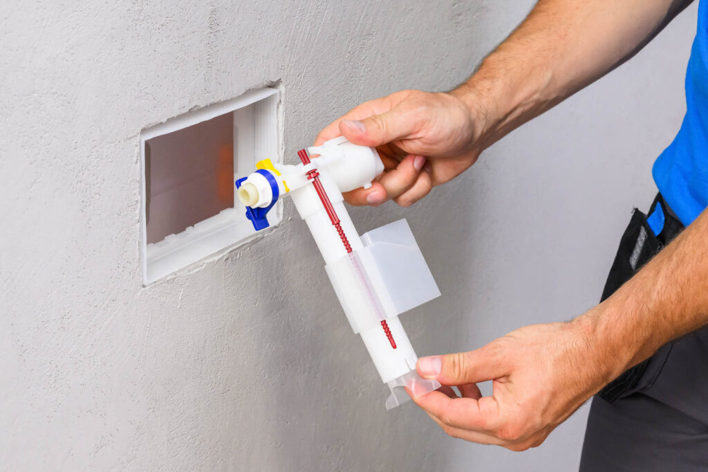 Fot. Zawór spustowy i zawór napełniający w stelażu podtynkowym Roca Duplo S można łatwo wyjąć i wyregulować bez użycia narzędzi, fot. Roca