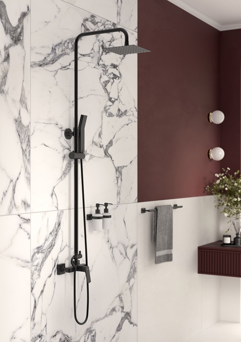 VITTO BLACK VERDELINE_deszczownia z natryskiem i baterią, fot. Ferro