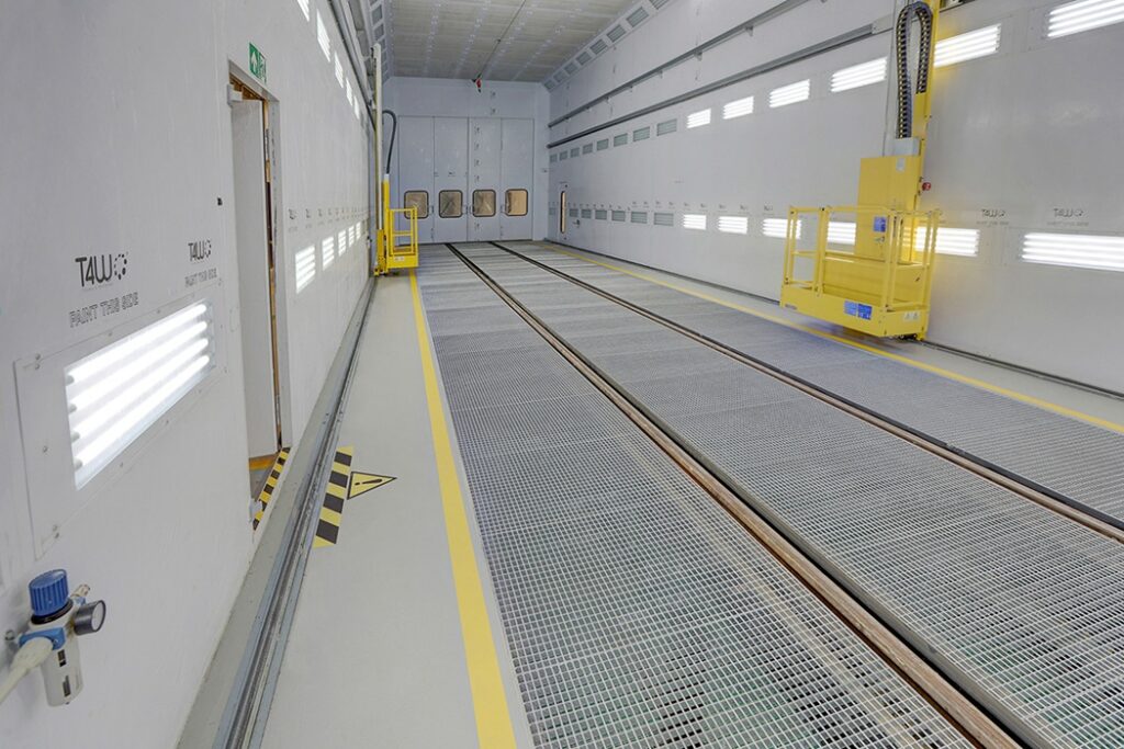 Zajezdnia Annopol_Hala Lakierni_Flowfresh ESD SR UV_1, fot. Tremco CPG Poland