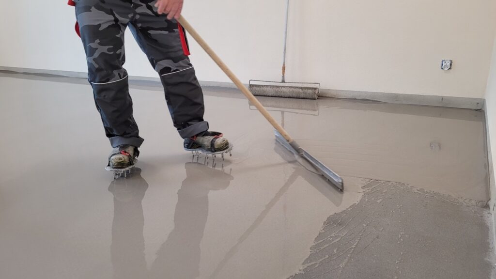 baumit_wylewanie_masy_samopoziomujacej_nivello_30_02_m, fot. Baumit