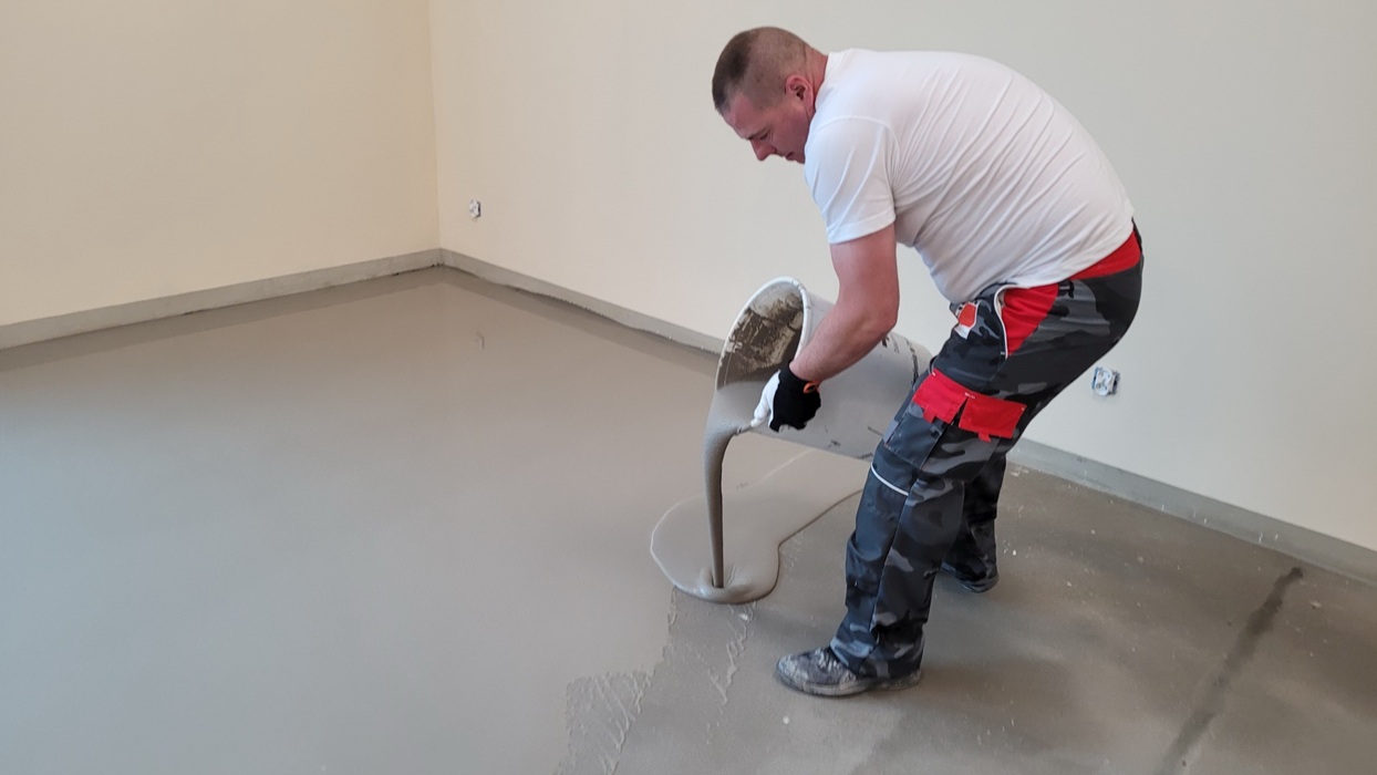 baumit_wylewanie_masy_samopoziomujacej_nivello_30_03_m, fot. Baumit