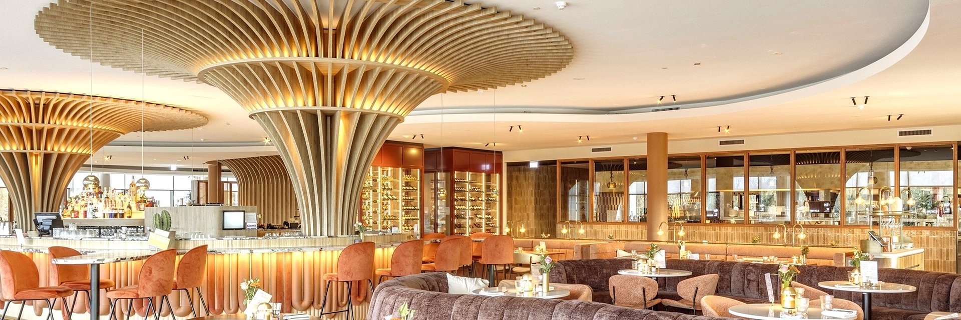 Fot. Ciepłe różowe odcienie wystroju wnętrz oraz smugi światła rozświetlające miodowe, drewniane elementy wzmacniają luksusowy charakter hotelu Van der Valk Eindhoven-Best