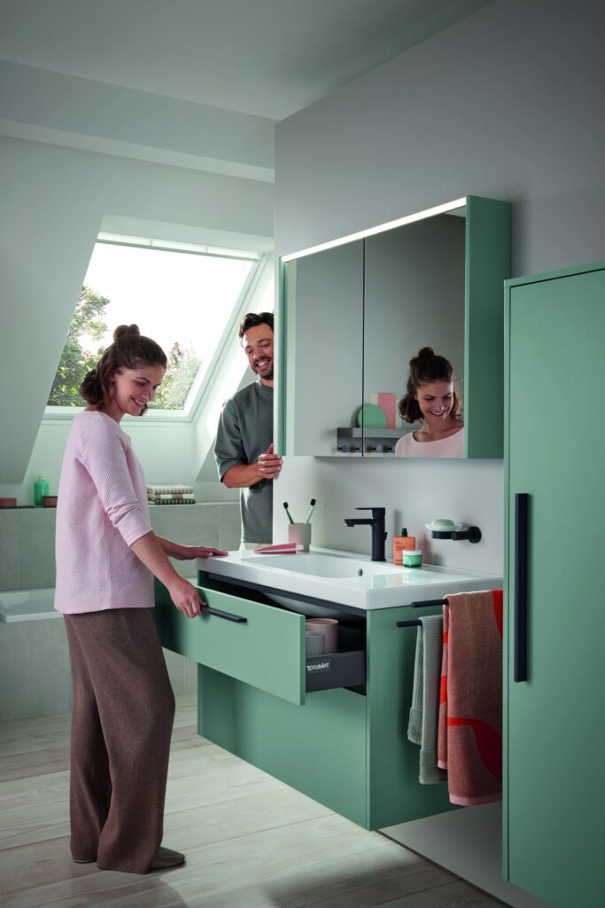 Spójność w detalach: Kompletny zestaw łazienkowy D-Code łączy nowoczesne meble i ceramikę w przemyślaną koncepcję wnętrza. Armatura i akcesoria w chromie lub matowej czerni dopełniają harmonijną całość. Bogata oferta wymiarów i dekorów sprawia, że D-Code idealnie wpisuje się w potrzeby stylowych łazienek rodzinnych.
(Źródło zdjęcia: Duravit AG)