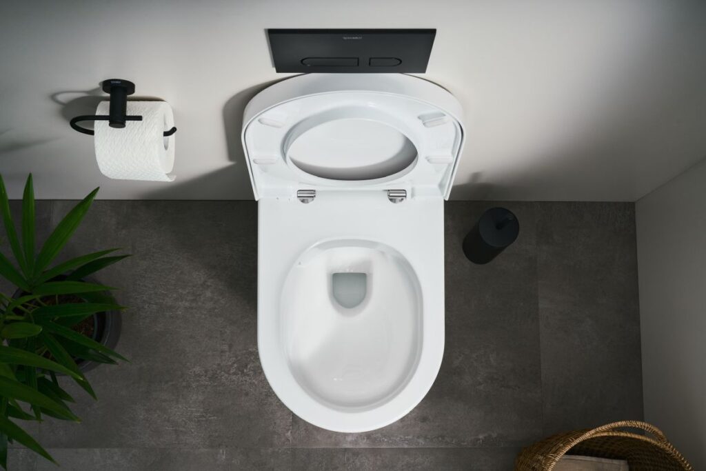 02_Design_Technology_HeroEdition
Styl spotyka moc spłukiwania: toaleta ME by Starck Hero łączy ikoniczne wzornictwo z innowacyjną technologią DuraFlush®. Z zewnątrz prezentuje się czysto i elegancko, wewnątrz – oferuje perfekcyjną higienę i maksymalny komfort.
(Źródło zdjęcia: Duravit AG)