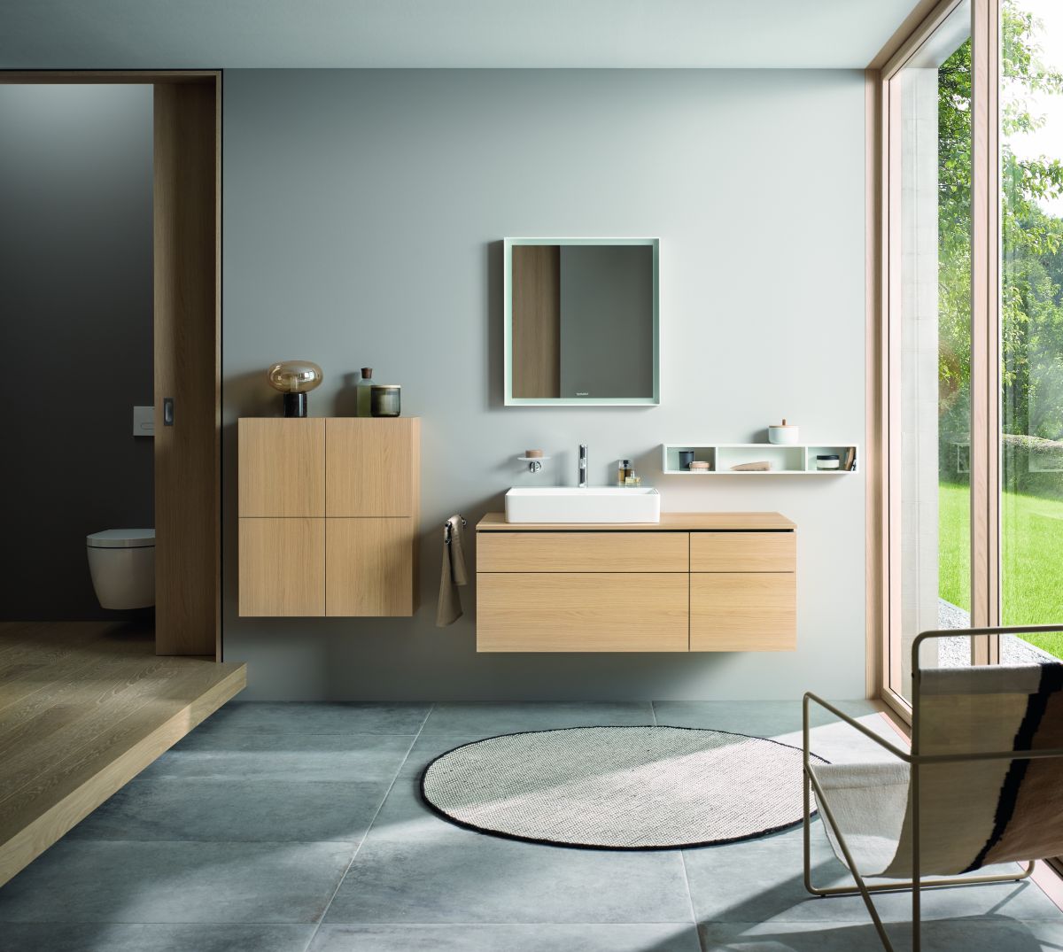Wizualny spokój: Pozbawione uchwytów fronty o gładkiej fakturze nadają meblom L-Cube wrażenie porządku i harmonii, a przy tym ułatwiają pielęgnację. Szeroka gama wykończeń – od gładkich powierzchni po forniry z naturalnego drewna i lakiery – pozwala tworzyć spersonalizowaną atmosferę, idealnie dopasowaną do koloru i charakteru wnętrza. (Źródło zdjęcia: Duravit AG)