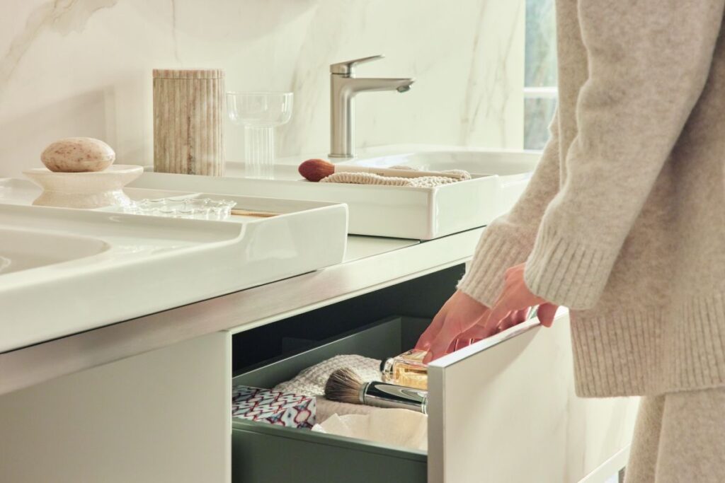 Akcenty w stylu marmuru: Czyste linie, modułowa konstrukcja i wysokiej klasy wykończenia sprawiają, że kolekcja Aurena daje ogromne możliwości aranżacyjne. Wersje z blatami o marmurowym wyglądzie stanowią elegancki akcent i nadają łazience wyjątkowego charakteru.
(Źródło zdjęcia: Duravit AG)