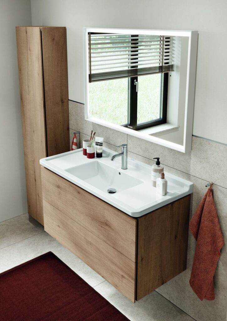 Przemyślany porządek: Meble L-Cube w dekorze dębu marmurkowego w połączeniu z ceramiką Starck 3 tworzą przestrzeń funkcjonalną i stylową. Dopasowana szafka wysoka zapewnia dodatkowe miejsce do przechowywania, a jej ciepłe wykończenie wprowadza przytulny klimat do łazienki.
(Źródło zdjęcia: Duravit AG)