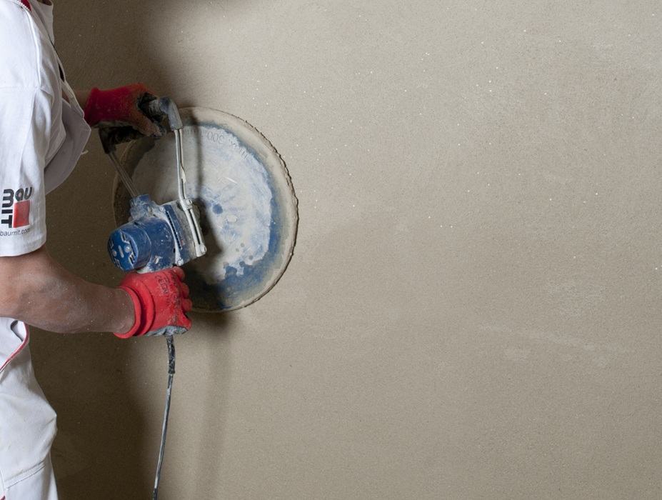 Zacieranie_kocowe_powierzchni_tynku_za_pomoc_zacieraczki_mechanicznej_m, fot. fot. Baumit