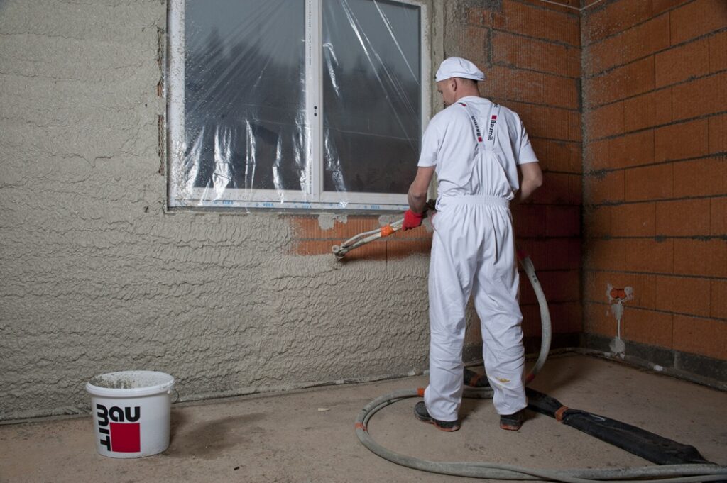 Narzucanie_tynku_maszynowego_agregatem_m, fot. Baumit