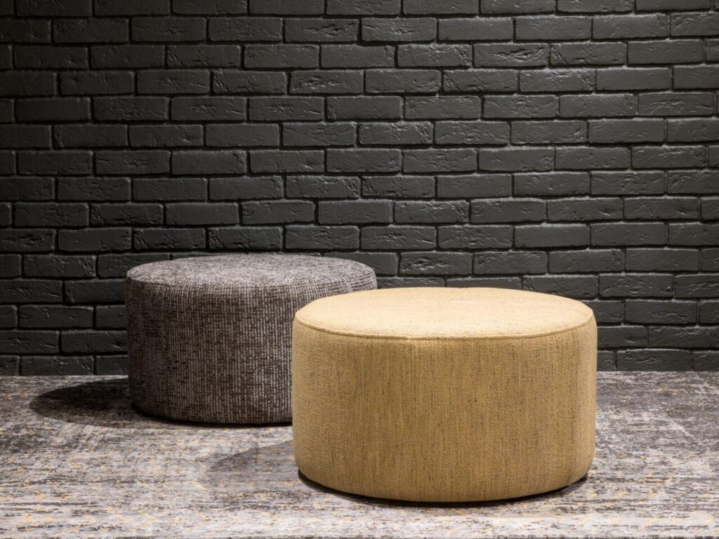 Galeria_Wnetrz_DOMAR_salon_KLER_taboret_Piatto, fot. Galeria_Wnetrz_DOMAR_salon_KLER_lampa_stolowa_Adoro, fot. Galeria_Wnetrz_DOMAR_salon_GALA_COLLEZIONE_naroznik_KARATO, fot. fot. Galeria Wnętrz DOMAR