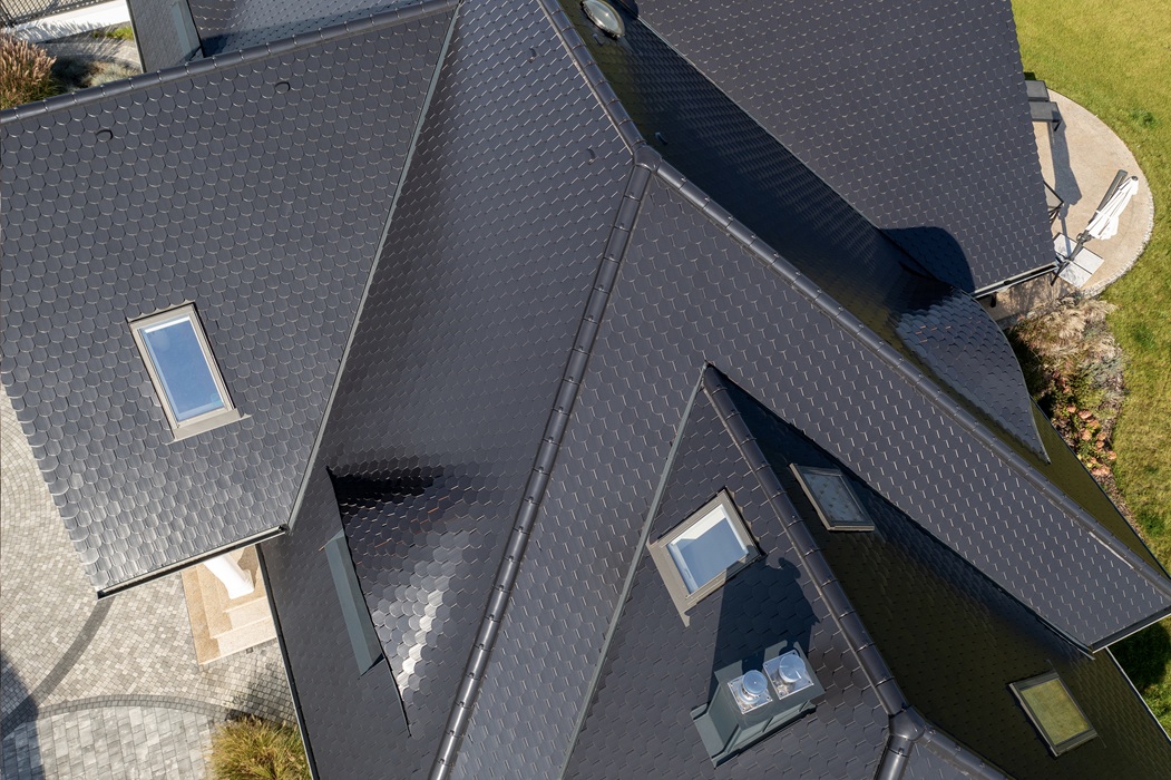 Kazdy-dach-ma-swoje-punkty-krytyczne-miejsca-gdzie-geometria-staje-sie-wyzwaniem-a-szczelnosc-wymaga-szczegolnej-uwagi, fot. swissporTON
