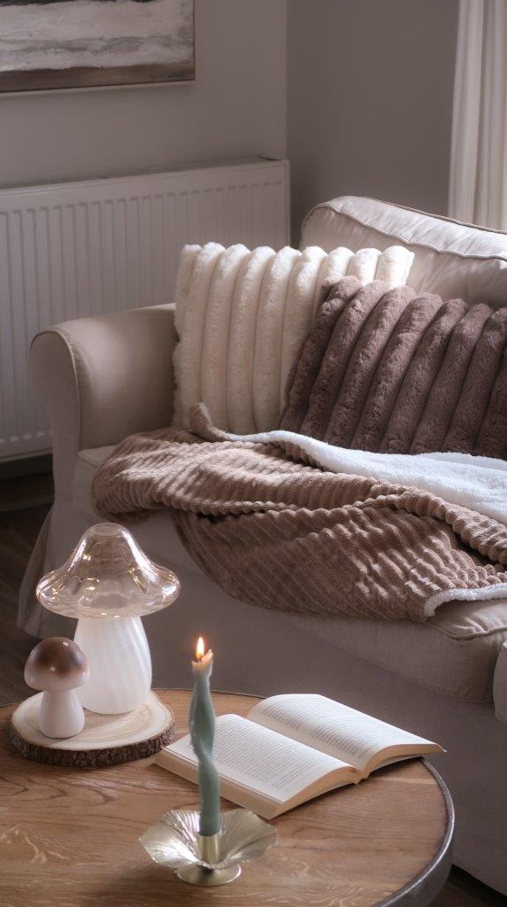 KiK_poszewka_na_poduszke_ze_sztucznego_futerka_koc_ze_sztucznym_futerkiem_Home__Deco, fot. KiK