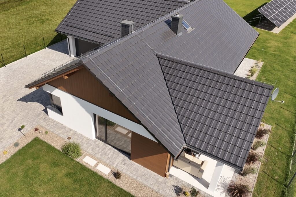 Poruszanie-sie-po-dachowkach-ceramicznych-bez-odpowiednich-zabezpieczen-moze-prowadzic-do-ich-uszkodzenia, fot. swissporTON