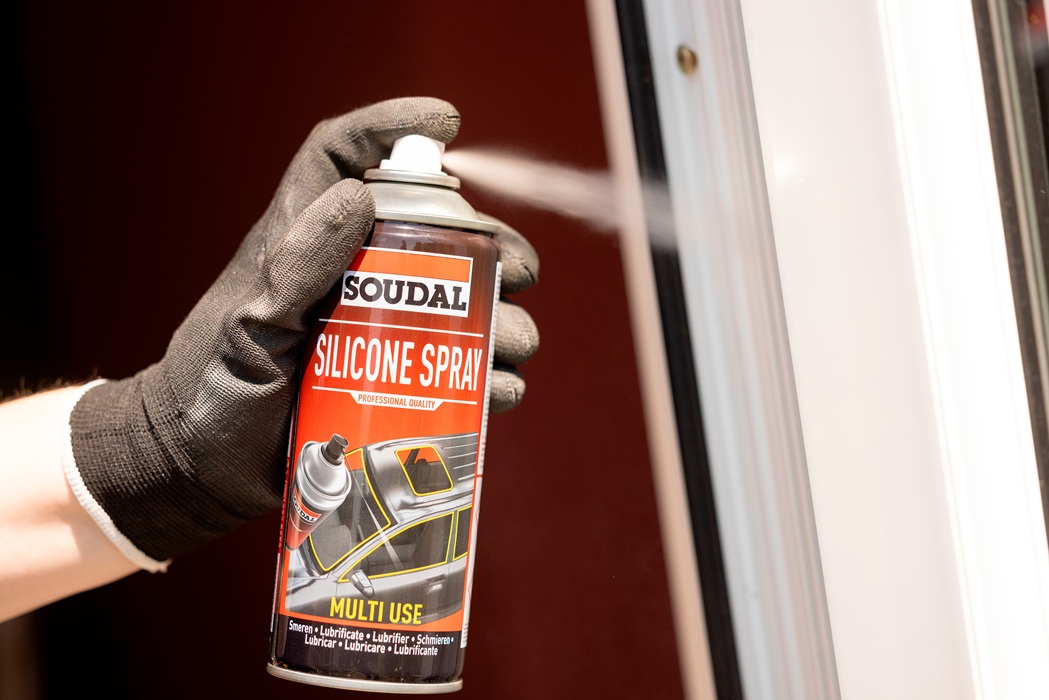 Soudal-jesienny przeglad okien-smar silikonowy-SILICONE SPRAY SOUDAL, fot. Soudal