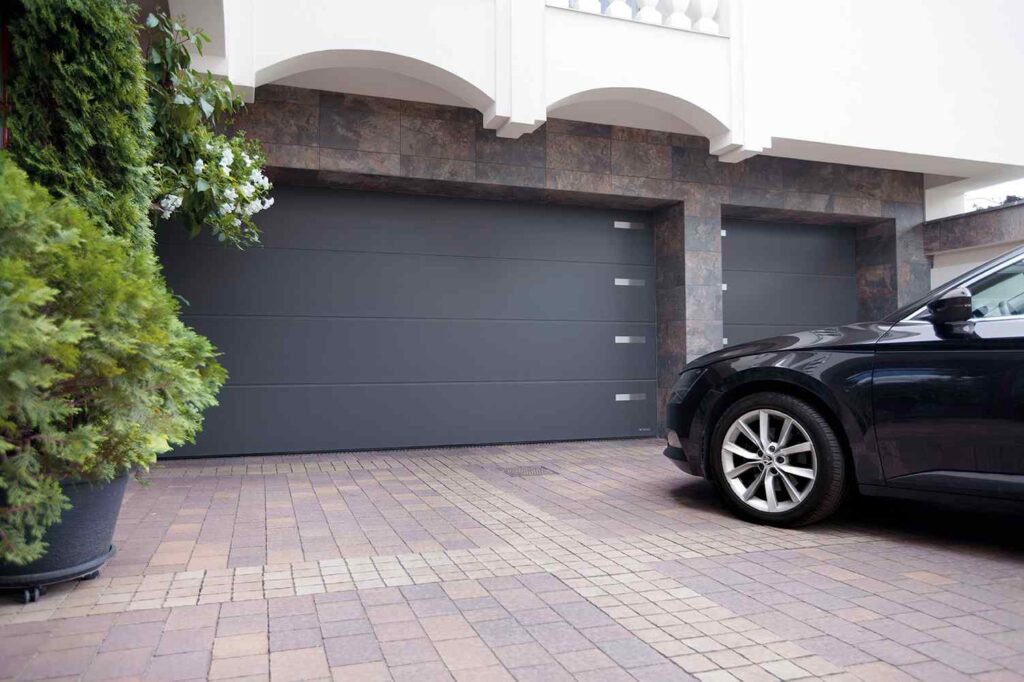 WISNIOWSKI-segmentowa brama garazowa-UniTherm, fot. WISNIOWSKI