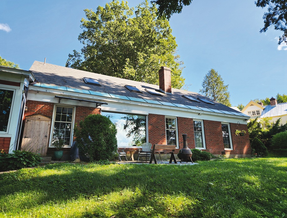 Jedną z kluczowych korzyści wymiany okien dachowych jest zmniejszenie rachunków za ogrzewanie, fot. Fakro.