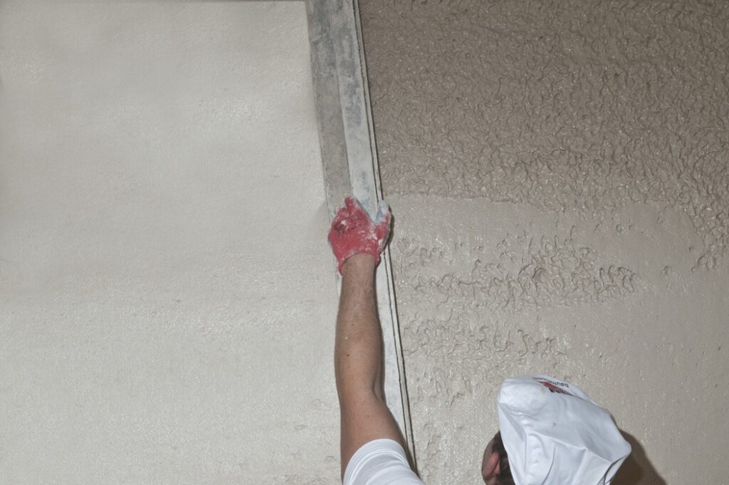 baumit_rozprowadzenie_narzuconego_tynku_lata_2_m, fot. Baumit