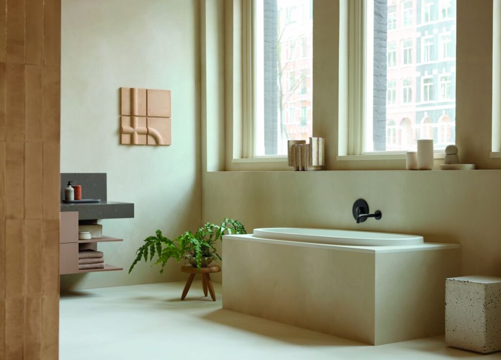 Minimalizm z charakterem: Wanna z kolekcji Balcoon, zaprojektowana przez Patricię Urquiolę, łączy smukłą formę z architektoniczną precyzją. Owalna, uniesiona krawędź spoczywa na jednolitym panelu akrylowym, który płynnie przechodzi w narożniki, ułatwiając czyszczenie. Wersja zabudowana staje się wyrazistym elementem wnętrza.
(Źródło zdjęcia: Duravit AG)