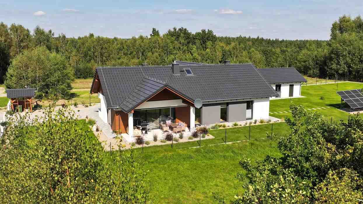 Coraz większa świadomość ekologiczna przyczynia się do zmiany podejścia do projektowania i realizacji domów jednorodzinnych, fot. swissporTON