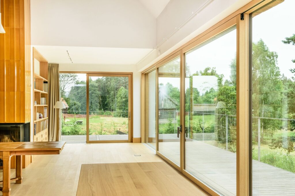 INNOVIEW łączy naturalne piękno drewna z nowoczesną elegancją aluminium, nadając domowi prestiżowy charakter, fot. Fakro