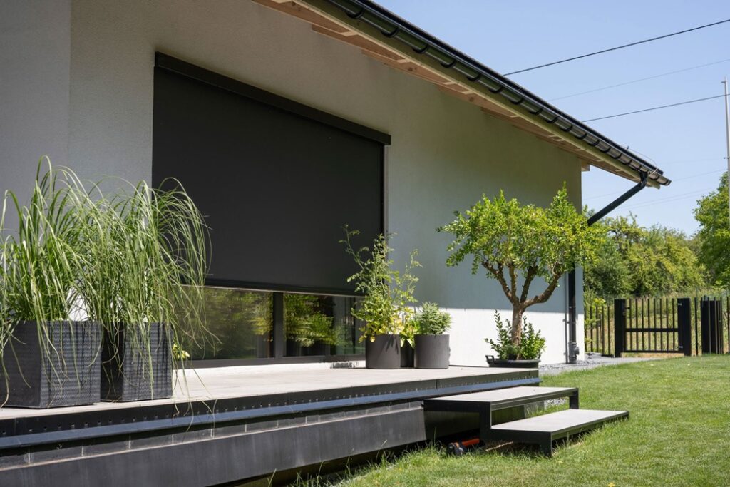 Markizy pionowe FAKRO zapewniają przyjemny chłód i komfort, nawet w najbardziej słoneczne dni, fot. Fakro