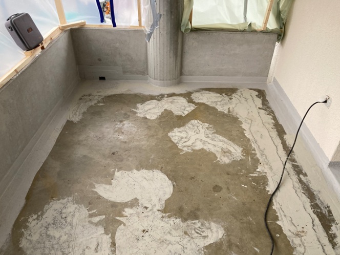 1) Powierzchnia betonowa zagruntowana Triflex Primer 276, uszczelnienie styków płyta balkonowa – ściana ( cokół) Triflex ProDetail , szpachlowanie – wyrównanie nierówności przy użyciu Triflex Spachtel. System - Triflex BFS, fot. Triflex 