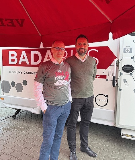 Bartłomiej Rozpęda, dyrektor fabryki VELUX w Namysłowie i Krystian Żurek, wiceprezes ds. produkcji w Grupie VELUX
