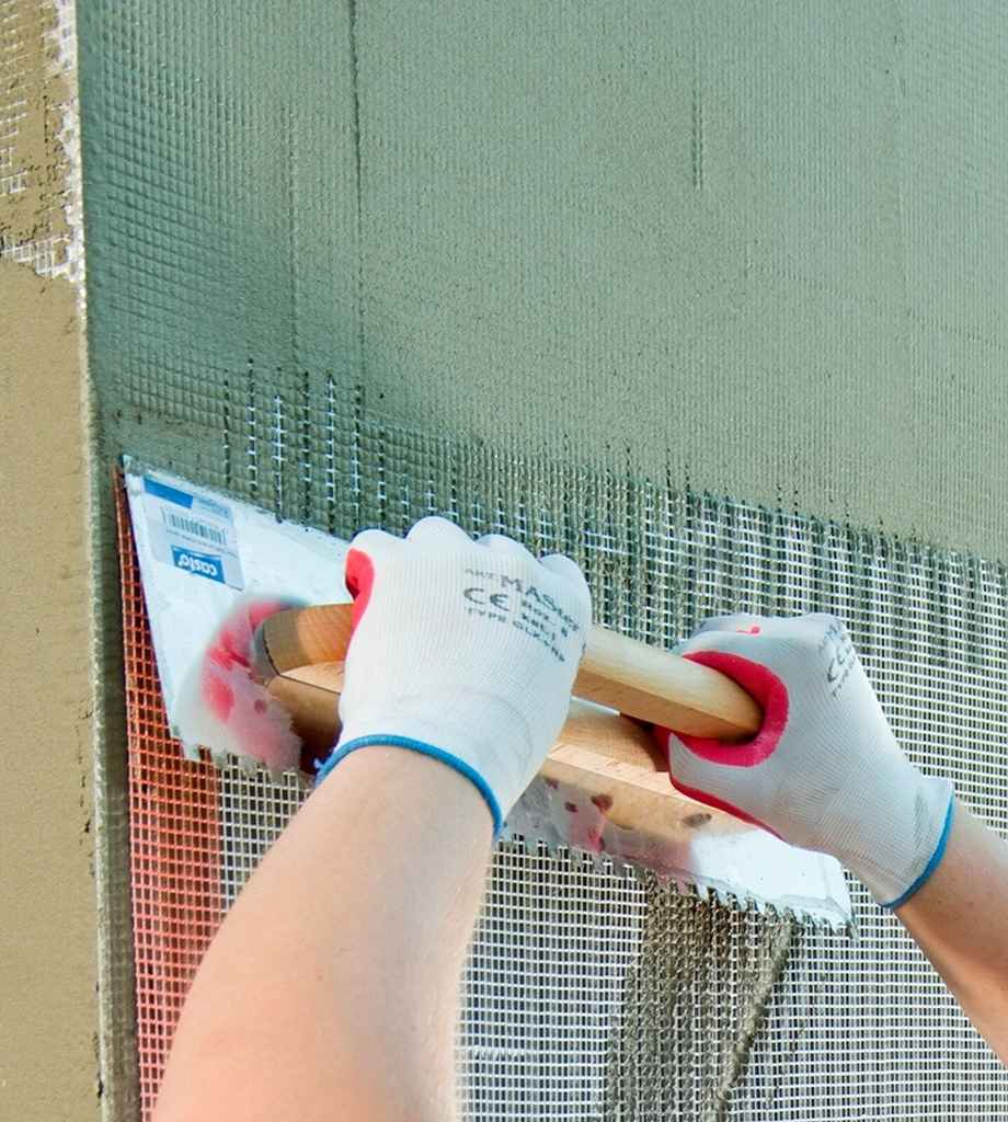 Ocieplanie zatapianie siatki w zaprawie, fot. Baumit