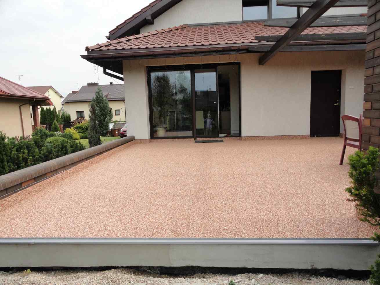 Kluczowym wyzwaniem dla projektu było skuteczne uszczelnienie ponad 80m2 tarasu pod którym znajduję się ogrzewany garaż oraz pomieszczenie hobbystyczne inwestorów. Kompleksowo zastosowano System TRIFLEX BTS-P. Zastosowanie systemu Triflex zostało poprzedzone kompleksową wymianą zdegradowanych warstw z płytek ceramicznych, hydroizolacji cementowych i wylewki betonowej oraz termo izolacji. Wykonano odtworzenie warstw paro izolacji, izolacji termicznej XPS, betonowych posadzek szybkosprawnych o szybkim czasie wiązania, fot. Triflex