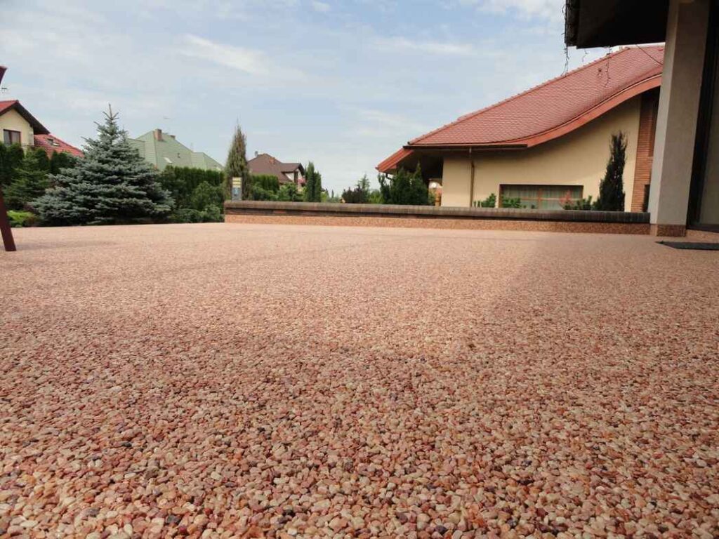 Klienci wraz z wykonawcą poszukiwali systemu nawierzchni pozwalającego nawiązać klimatem i estetyką do całej architektury budynku i otoczenia. Decyzja padła na Triflex Stone Design którego dodatkowym atutem jest optymalna temperatura podłoża w gorące dni dla bosej stopy, fot. Triflex