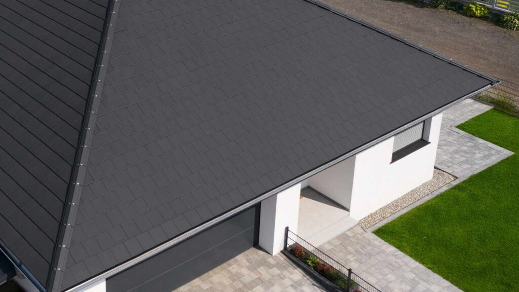 Dachówki cementowe, jako ekonomiczna alternatywa, często oferują gwarancje sięgające do 30 lat