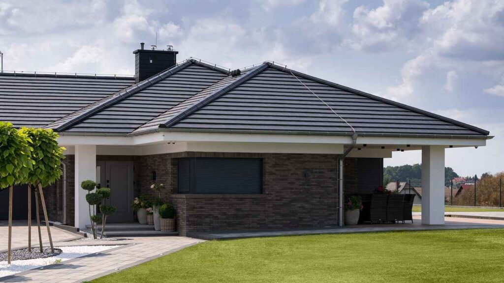 Dach stał się węzłem, w którym spotykają się estetyka, technologia, ekologia i ekonomia długoterminowa