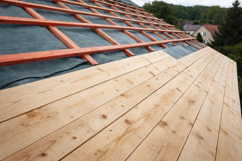 Deskowanie dachu: kiedy potrzebne i jak wpływa na izolację akustyczną?