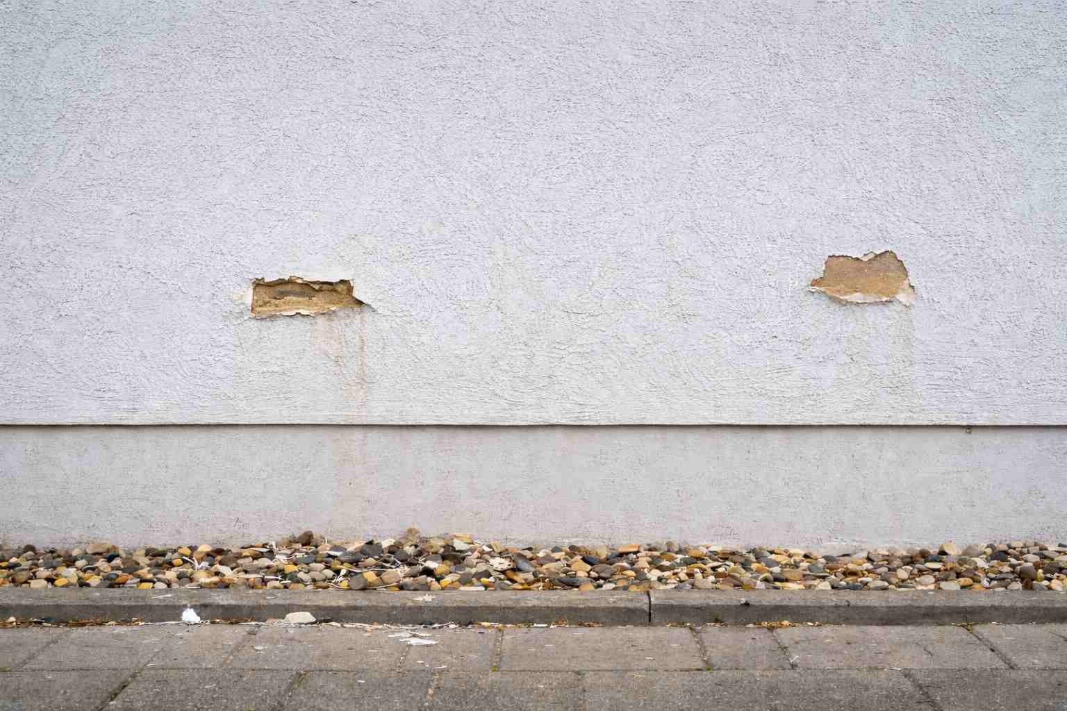 Naprawa uszkodzeń elewacji po gradzie i mrozie: jak dobrać masy naprawcze i farby?