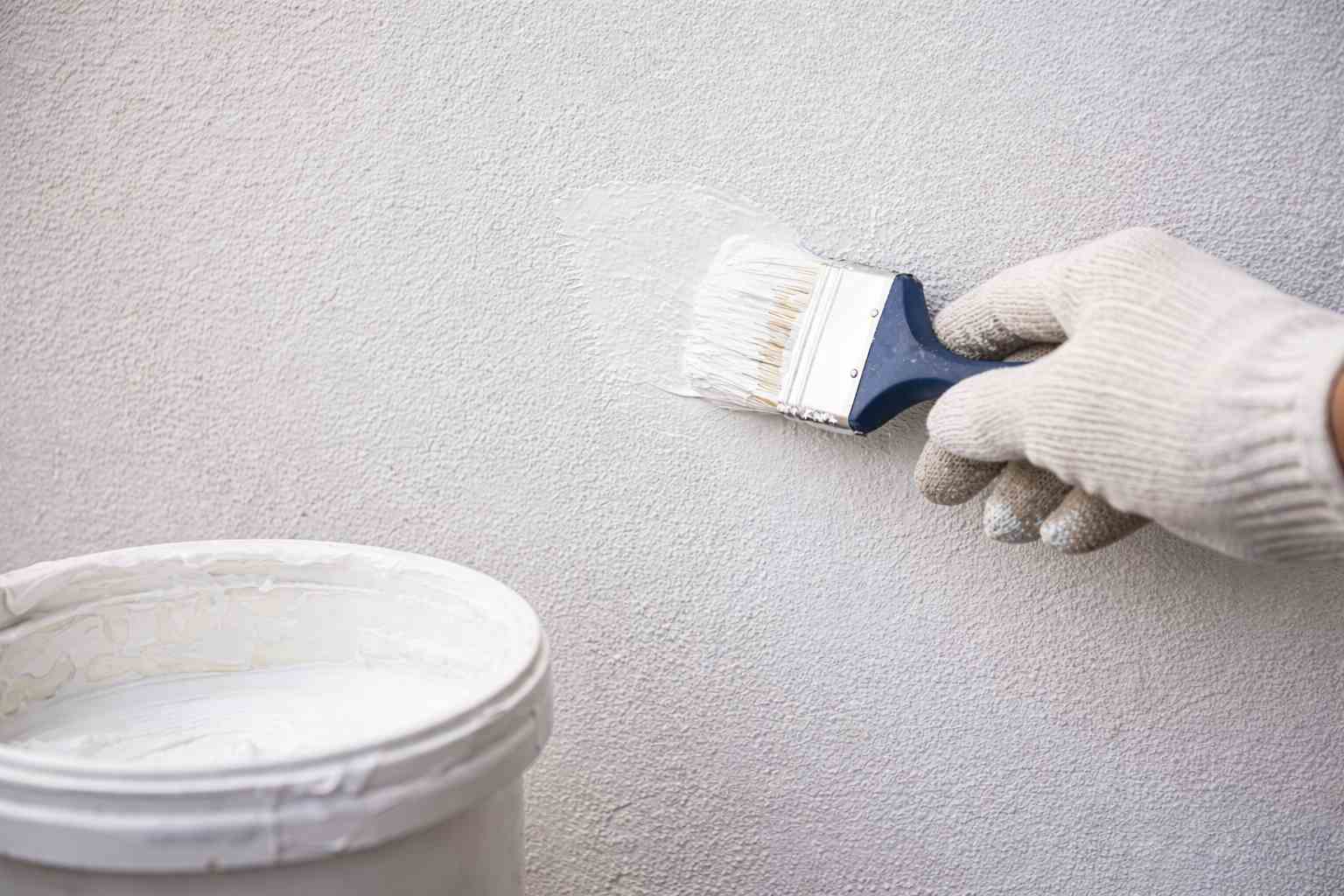 Farby grubopowłokowe na trudne podłoża: kiedy warto je stosować