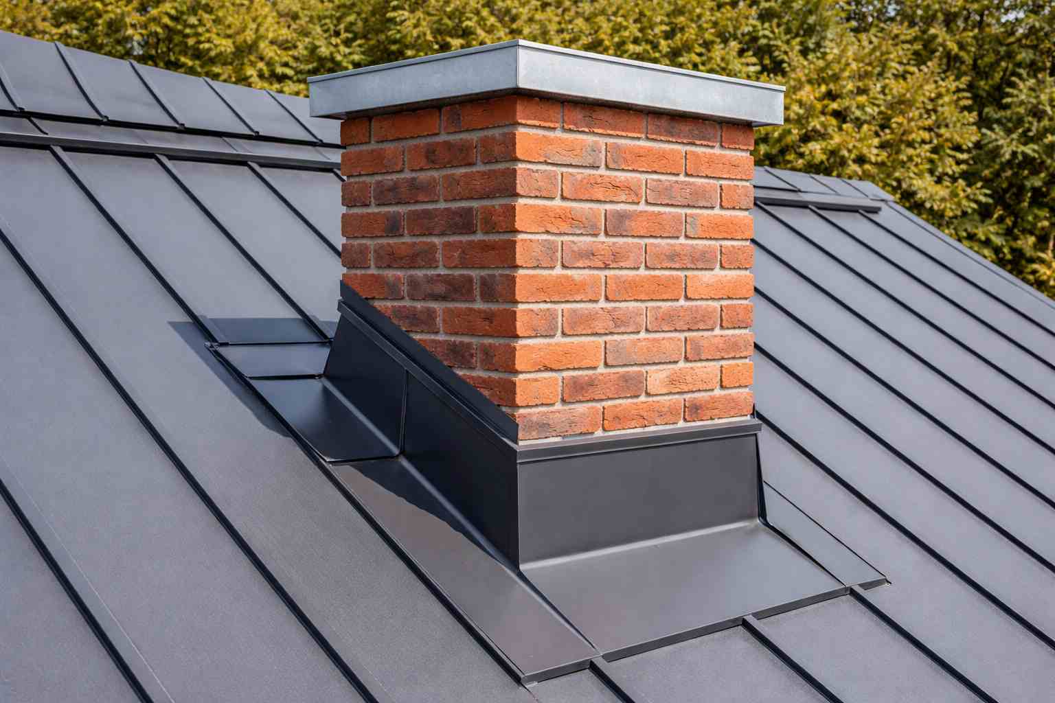 Obróbki blacharskie komina: 5 detali, które decydują o szczelności