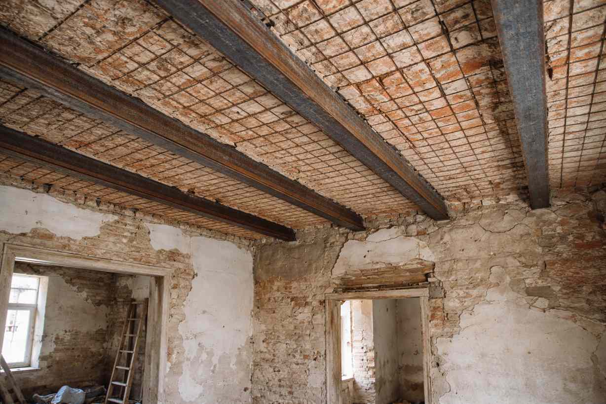 Strop Kleina w starym domu: jak ocenić stan i kiedy warto go wzmacniać?
