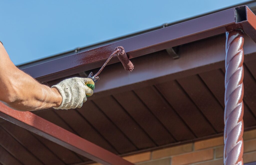 Malowanie dachu, fot. PZPFiK