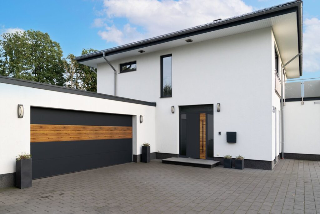 Hörmann, brama garażowa i drzwi w tym samym stylu, fot. Dobry Montaż