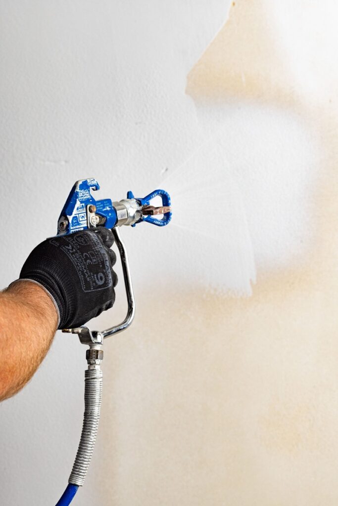 Masa szpachlowa Rigips Airless, praca agregatem, fot. Rigips