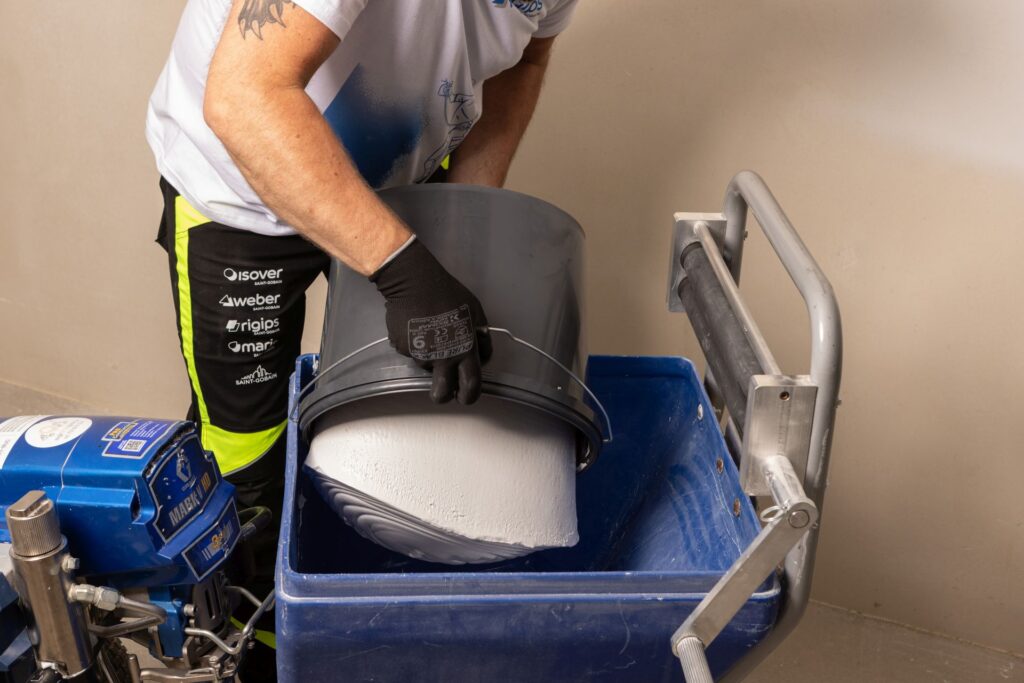 Masa szpachlowa Rigips Airless _efekt plopp, fot. Rigips